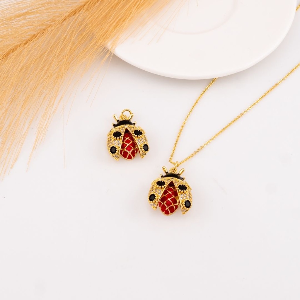 Dije de mariquita con zirconias baño 18k