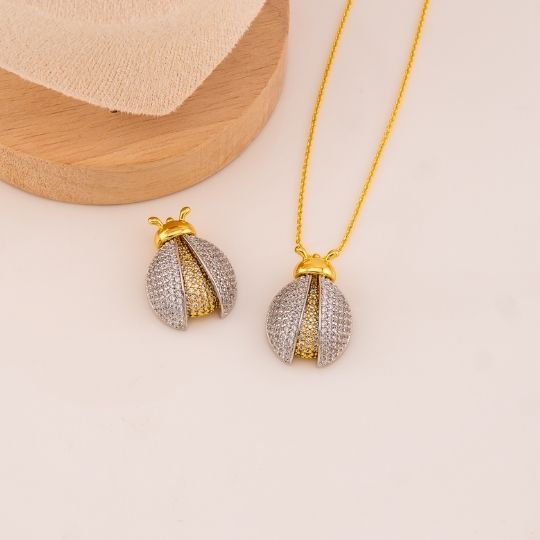 Dije de mariquita doble tono en micropave