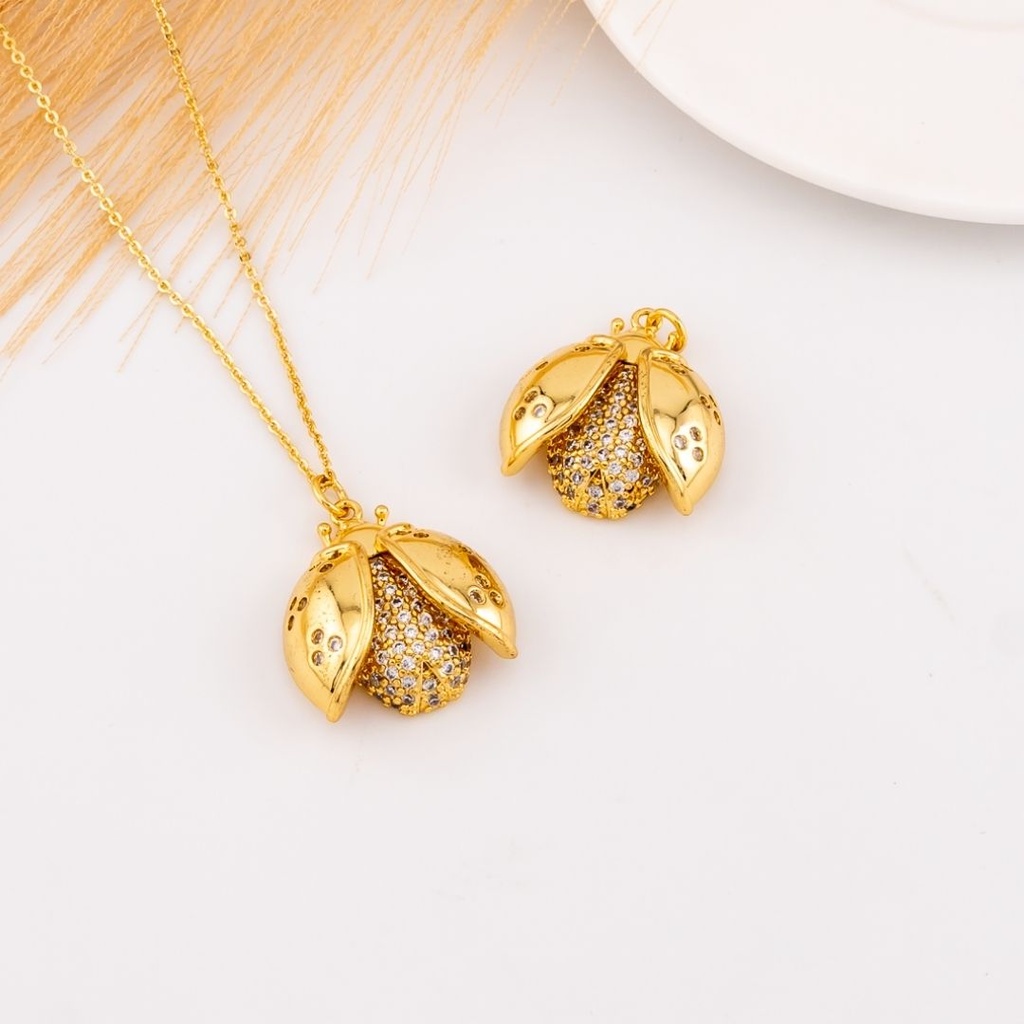 Dije de mariquita con zirconias baño 18k