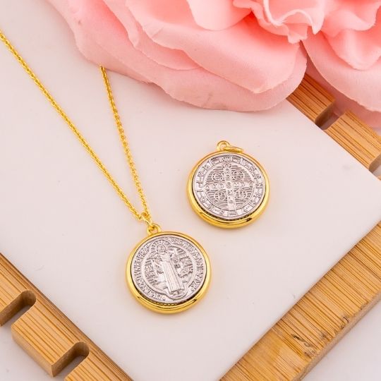 Dije medalla religiosa San Benito doble tono pequeña baño 18k