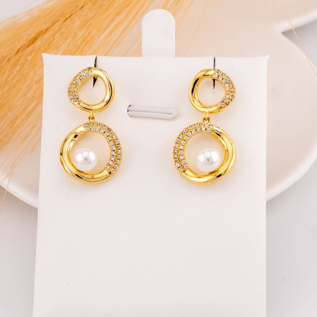 Aretes colgantes con zirconias y perla baño 18k