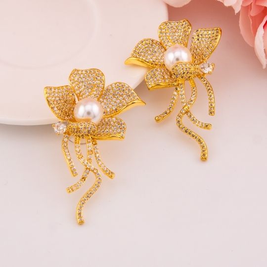 Aretes colgantes de flor con zirconias baño 18k