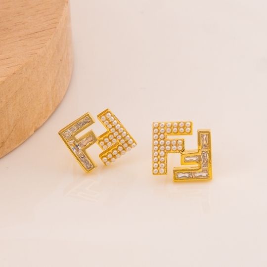 Aretes stud de marca con perlas y zirconias baño 18k