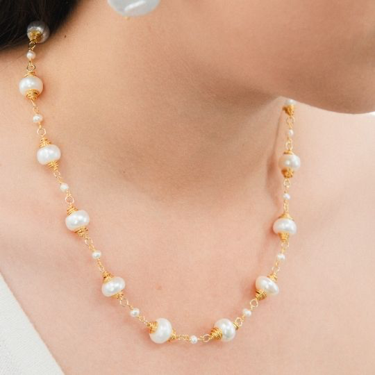 Collar de perlas barrocas y perlas de rio baño 18k