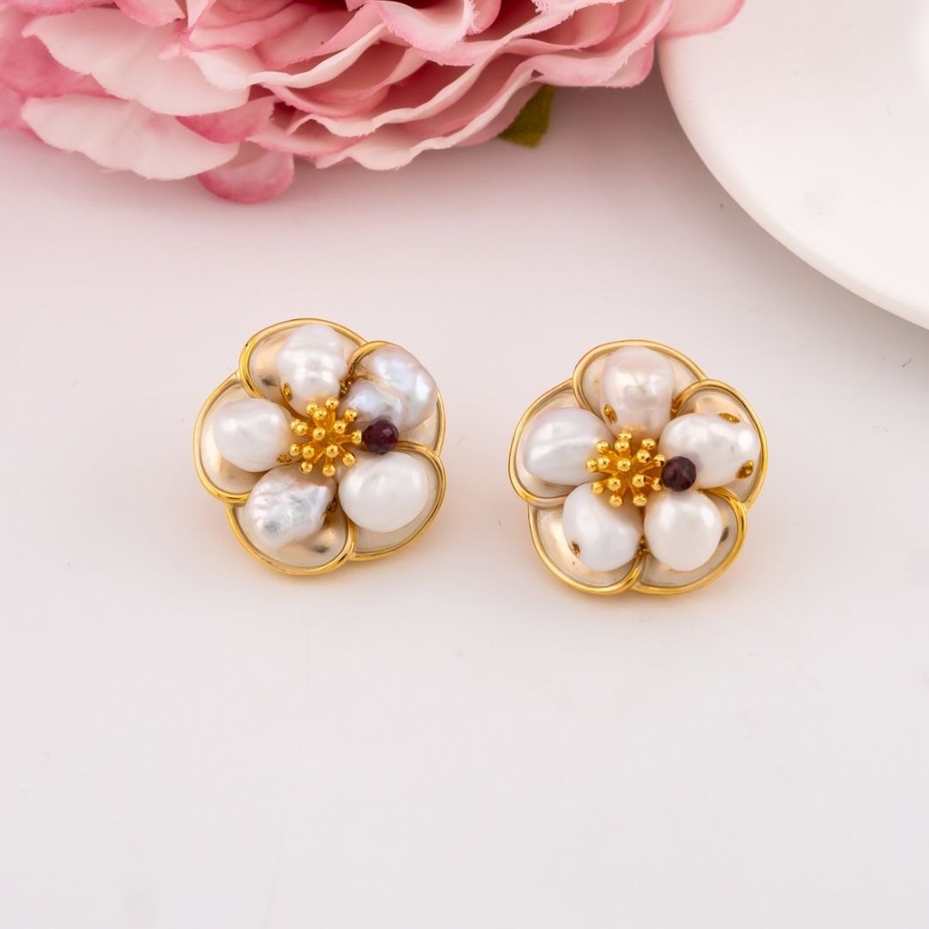 Aretes stud con perlas naturales baño 18k