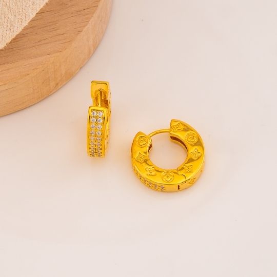 Argollas de trebol con zirconias baño 18k