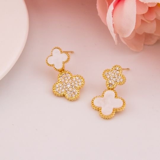 Aretes colgantes de trebol con zirconias y madre perla baño 18k