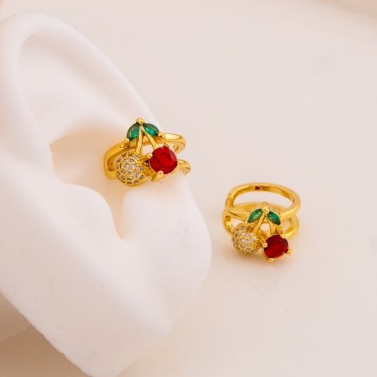 Earcuff de cereza con zirconias baño 18k