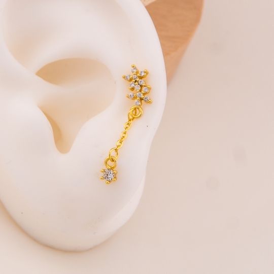 Piercing de flor con colgantes con zirconias baño 18k
