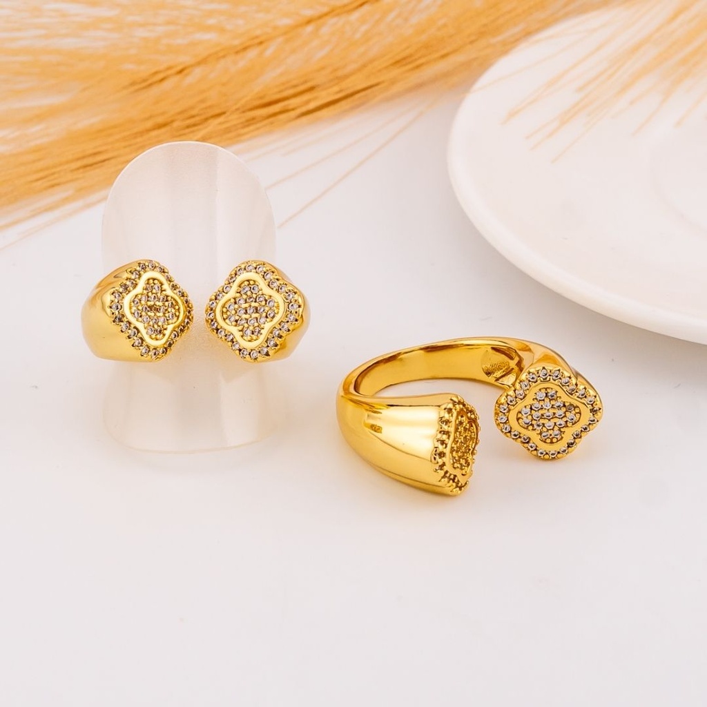 Anillo de trebol con zirconias baño 18k