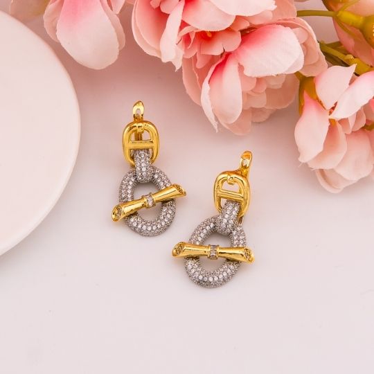 Aretes colgantes doble tono con zirconias baño 18k