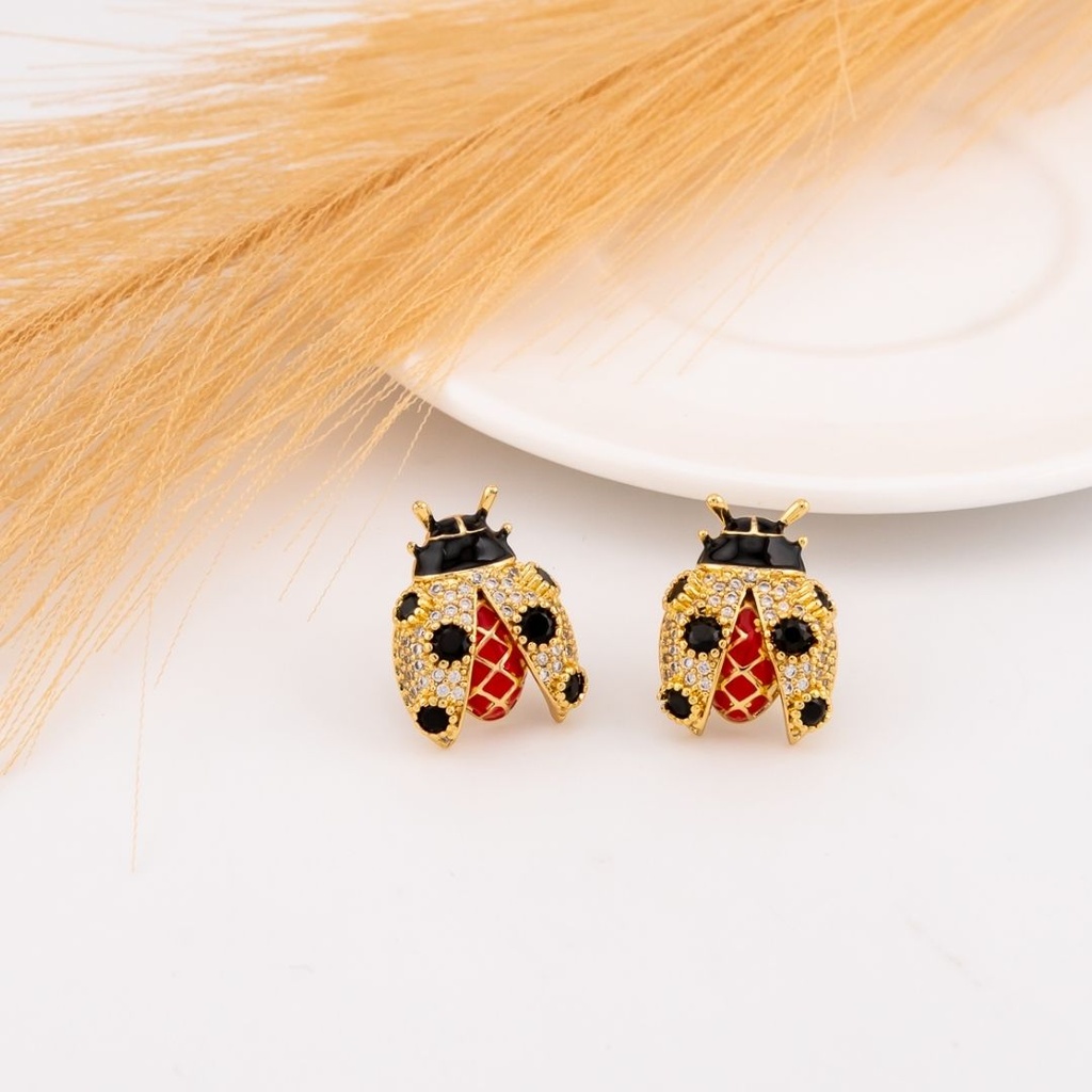 Aretes stud de mariquita con zirconias baño 18k