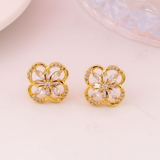 Aretes stud de flor con zirconias y perlas baño 18k