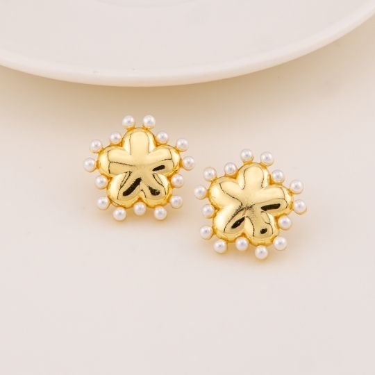Aretes stud de flor con perlas baño 18k