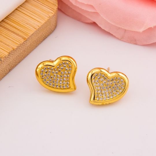 Aretes stud de corazon con zirconias baño 18k