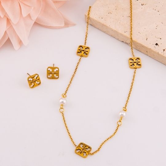 Set de aretes y cadena de marca en acero inoxidable