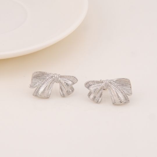 Aretes stud coquette solidos baño 18k
