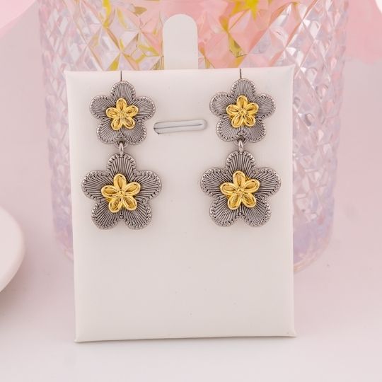 Aretes colgantes de flores doble tono baño 18k