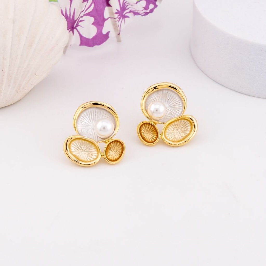 Aretes stud esmaltados con perlas baño 18k