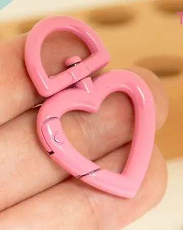 Broche corazon de metal esmaltado para llavero rosa