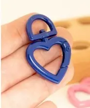 Broche corazon de metal esmaltado para llavero azul