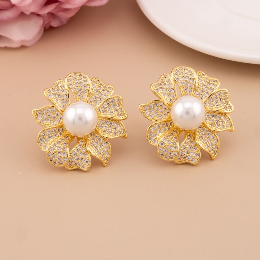 Aretes stud de flor con zirconias baño 18k