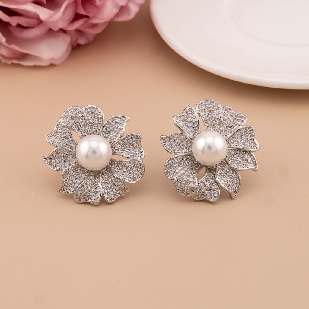 Aretes stud de flor con zirconias baño 18k