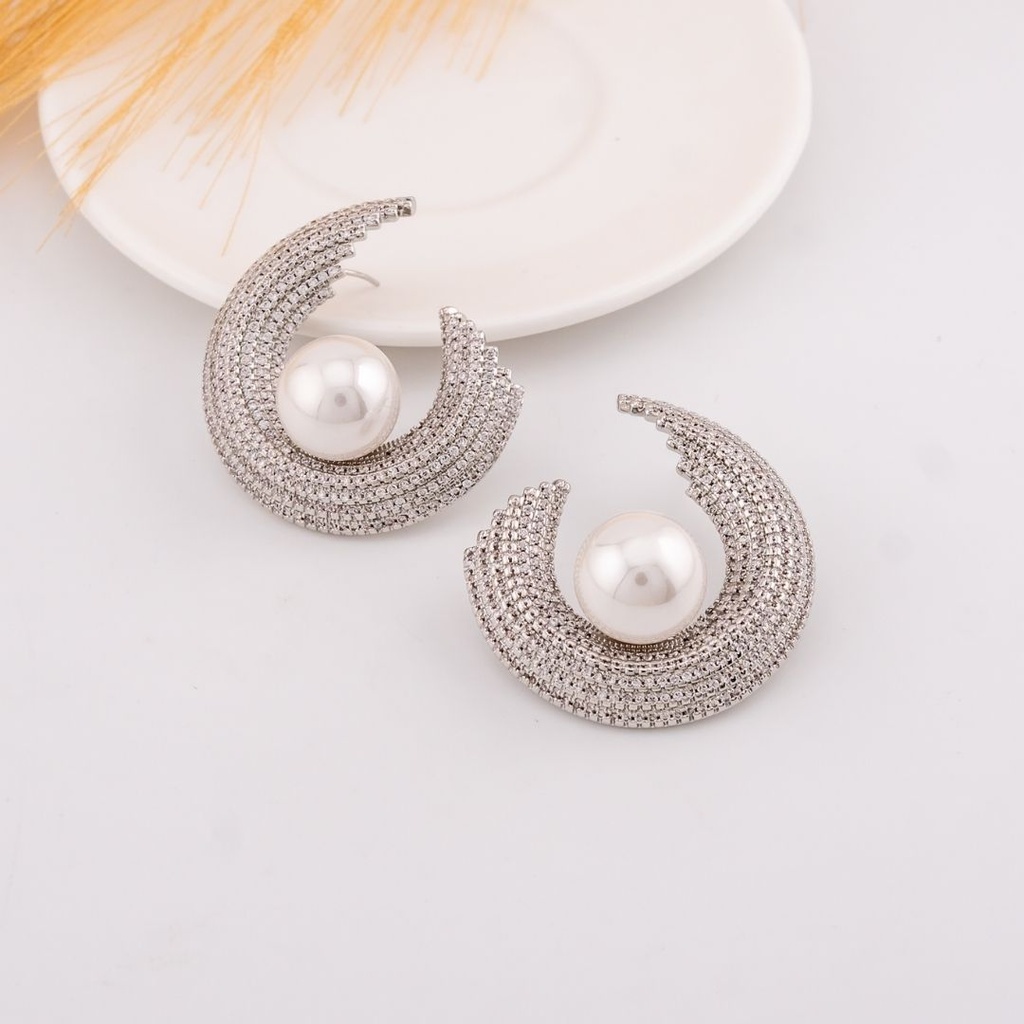 Aretes media luna con perlas y zirconias baño 18k plat