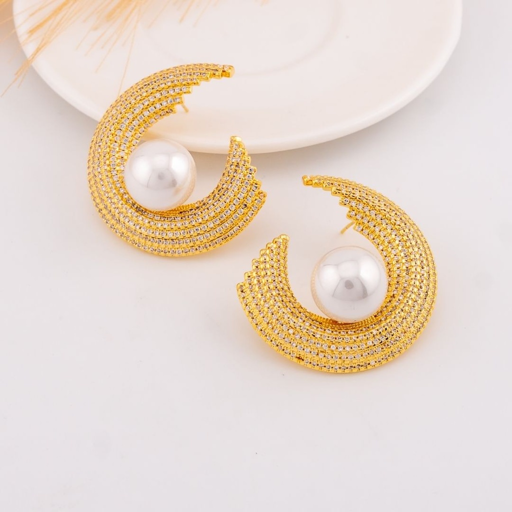 Aretes media luna con perlas y zirconias baño 18k