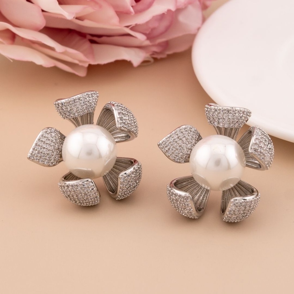 Aretes stud de flor con zirconias y perla baño 18k