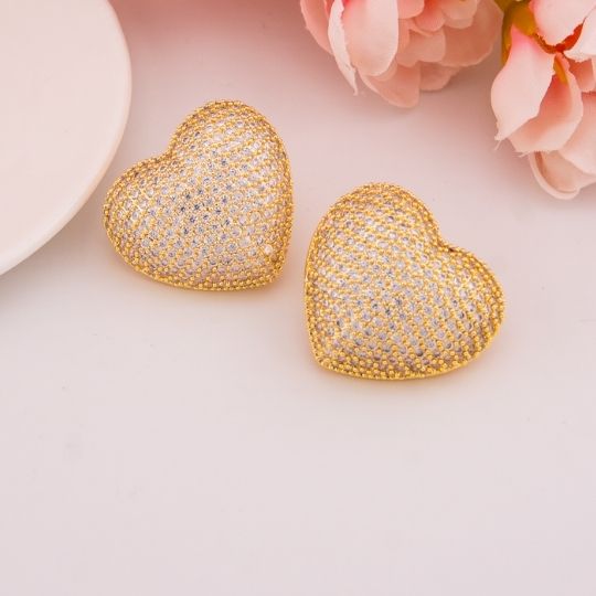 Aretes stud de corazon con zirconias baño 18k