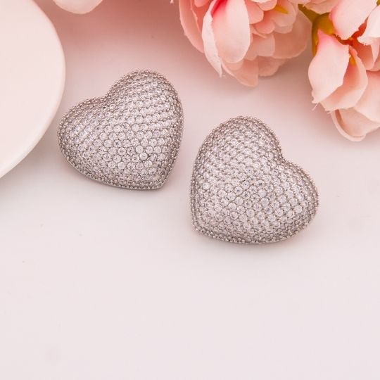Aretes stud de corazon con zirconias baño 18k plat