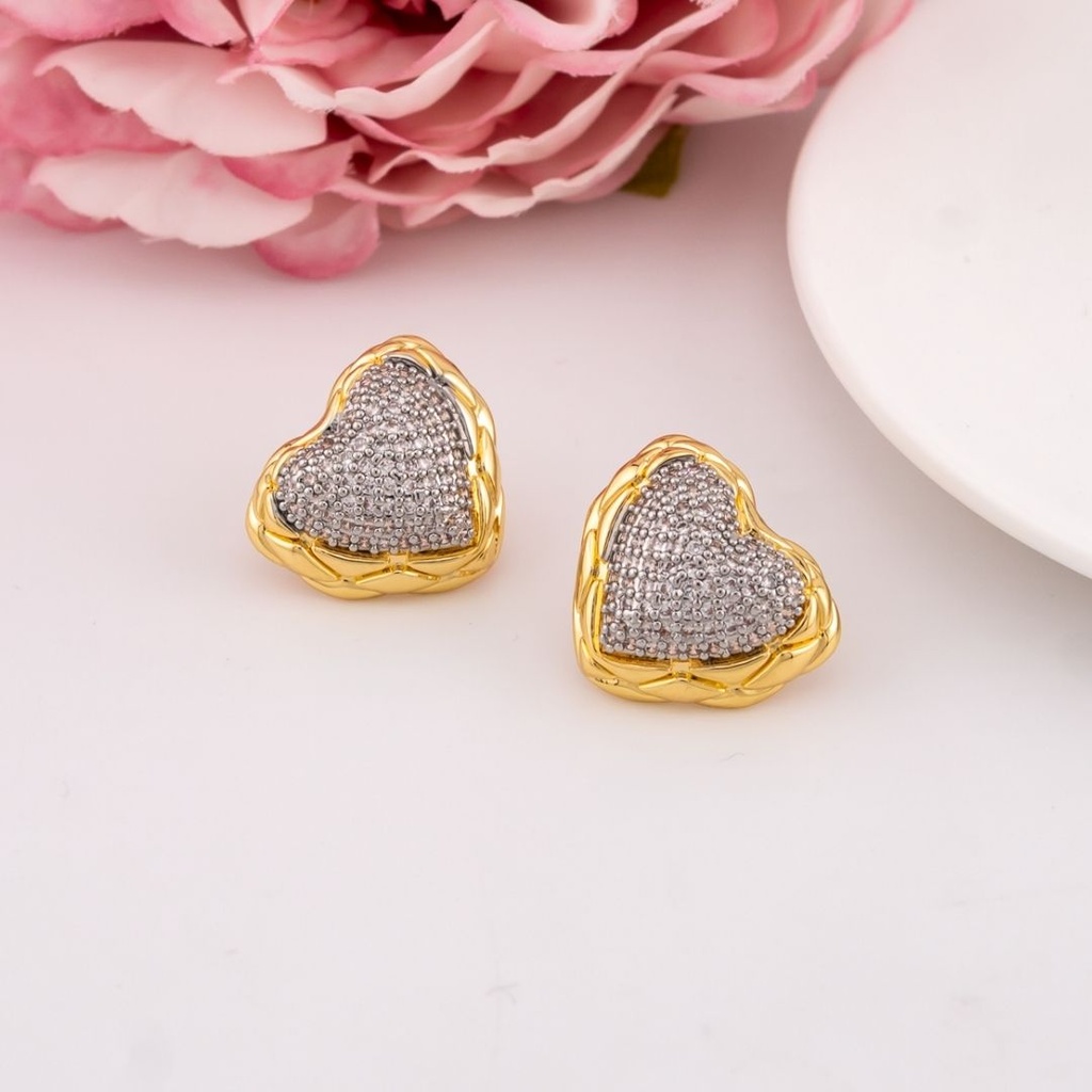 Aretes stud de corazon doble tono con zirconias baño 18k