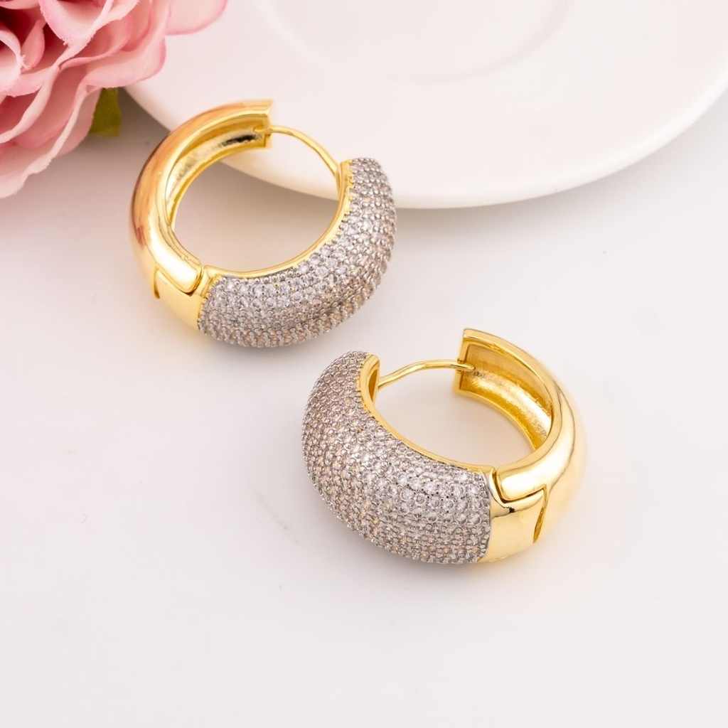 Argollas doble tono con zirconias baño 18k