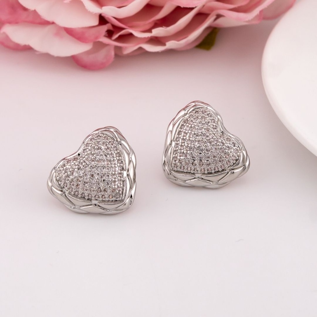 Aretes stud de corazon con zirconias baño 18k plat