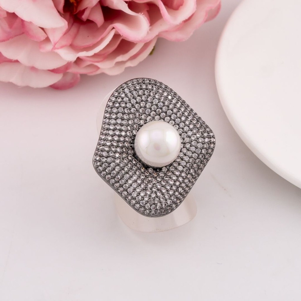 Anillo con zirconias y perla baño 18k