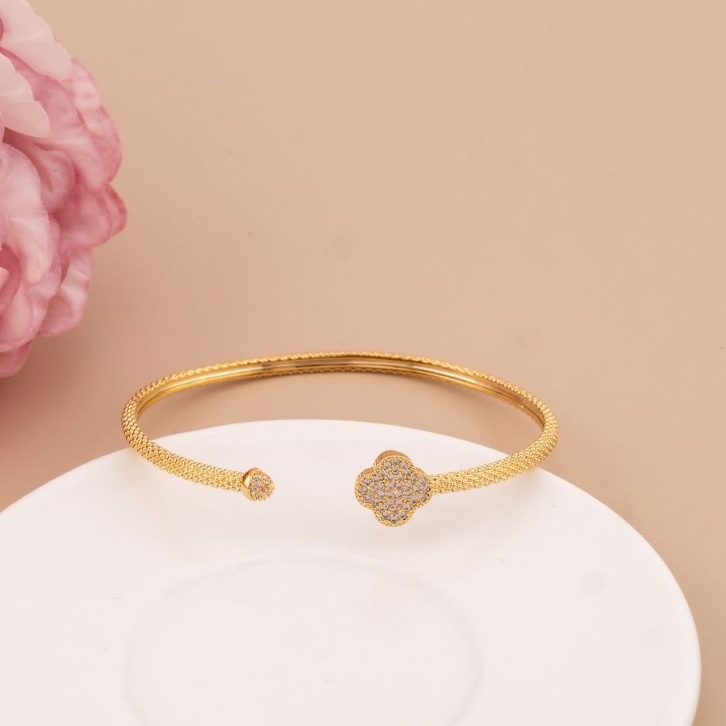 Brazalete ajustable de trebol con zirconias baño 18k