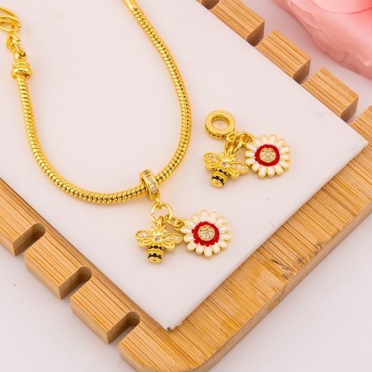 Charm de abejita y flor baño 18k