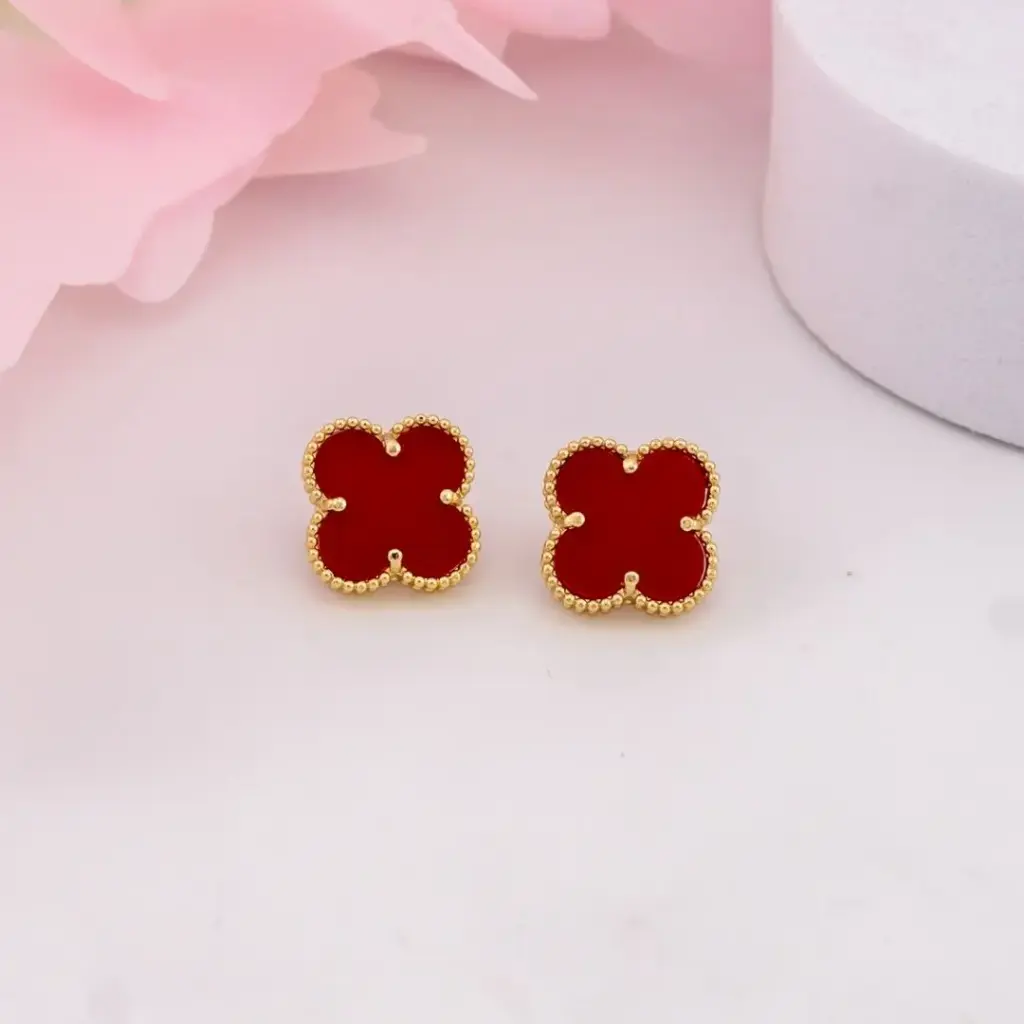 Aretes stud de trebol baño 18k rojos