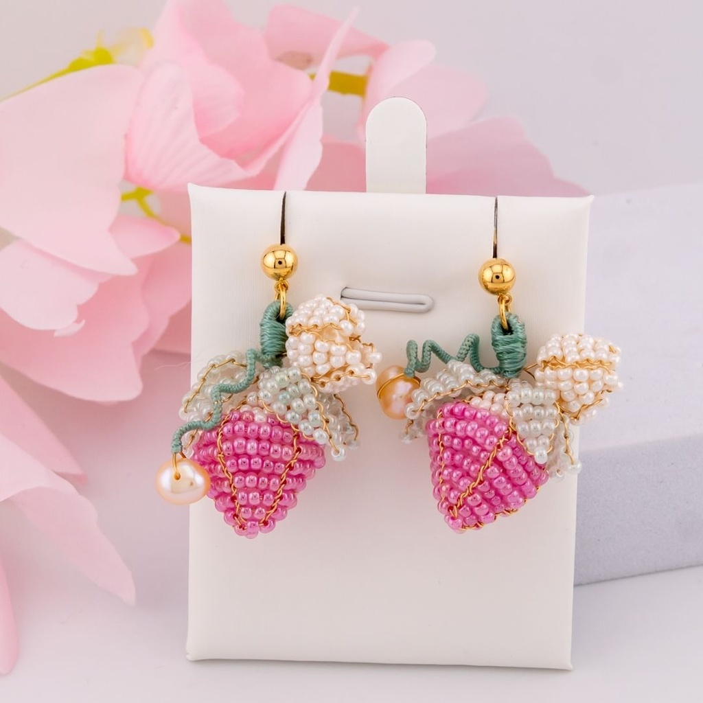 Aretes colgantes de fresa artesanales