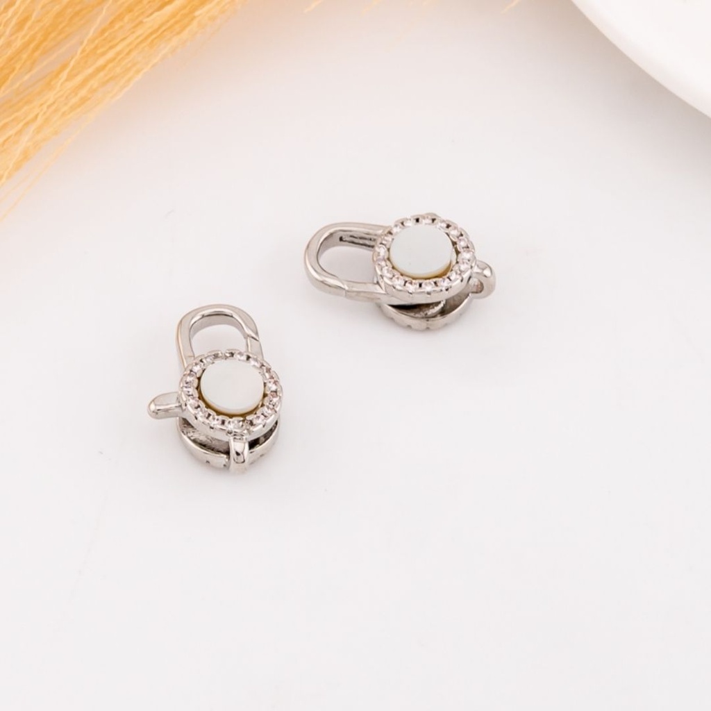 Broche con zirconias y madre perla baño 18k plat