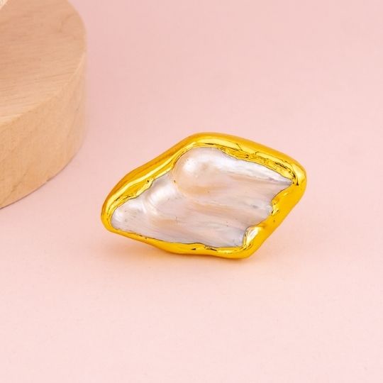 Anillo ajustable de perla barroca engastado en goldfilled