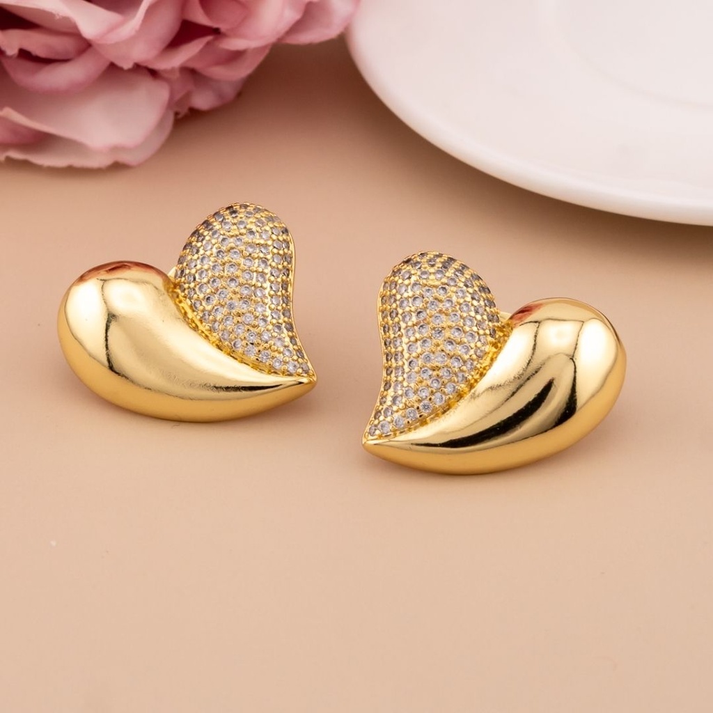 Aretes stud de corazon con zirconias baño 18k