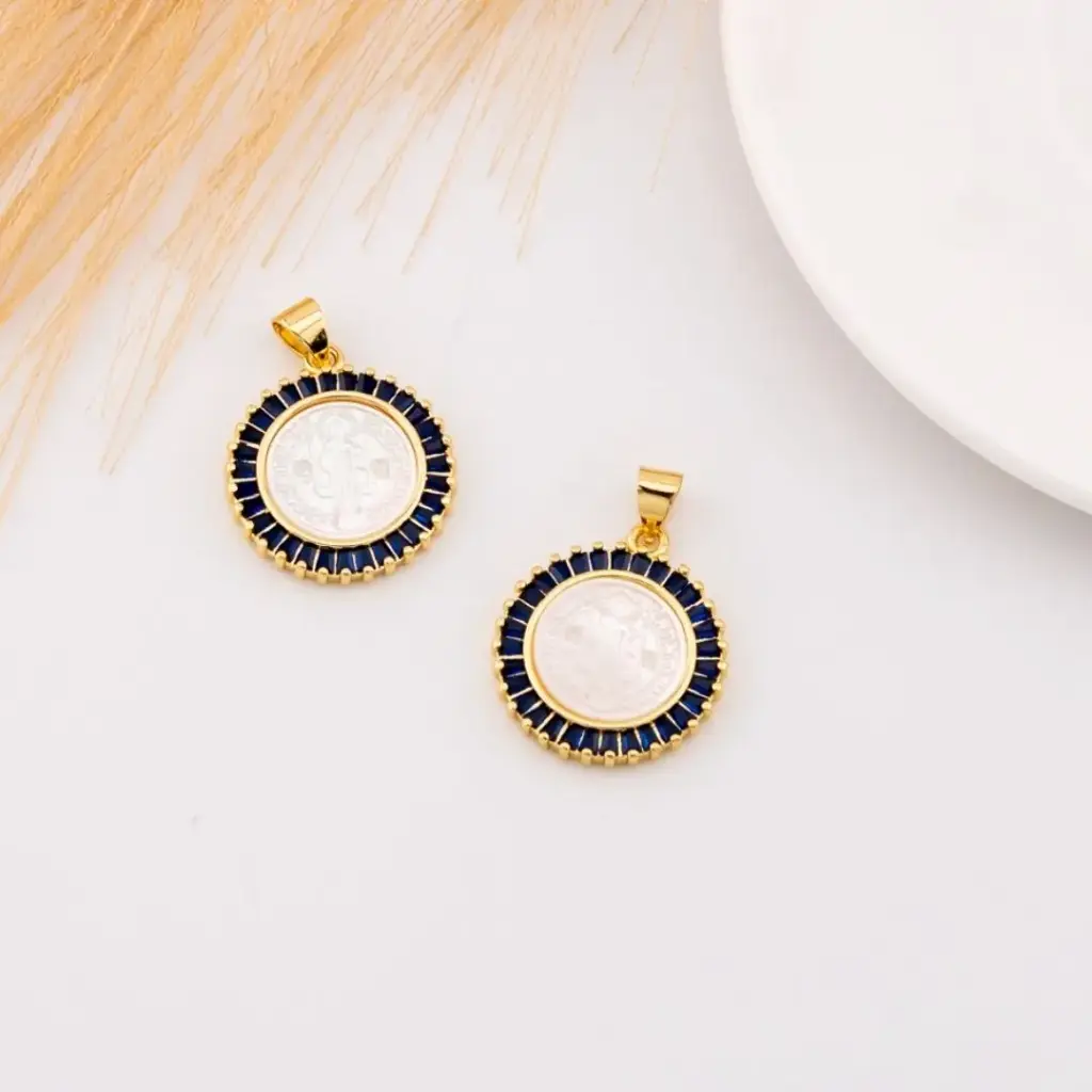 Dije SAN BENITO de madre perla y zirconias baño 18k