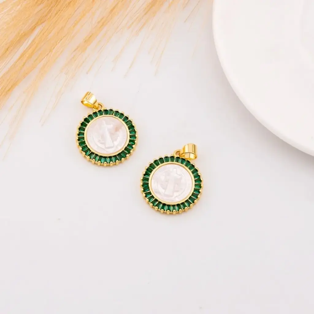 Dije SAN BENITO de madre perla y zirconias baño 18k verde
