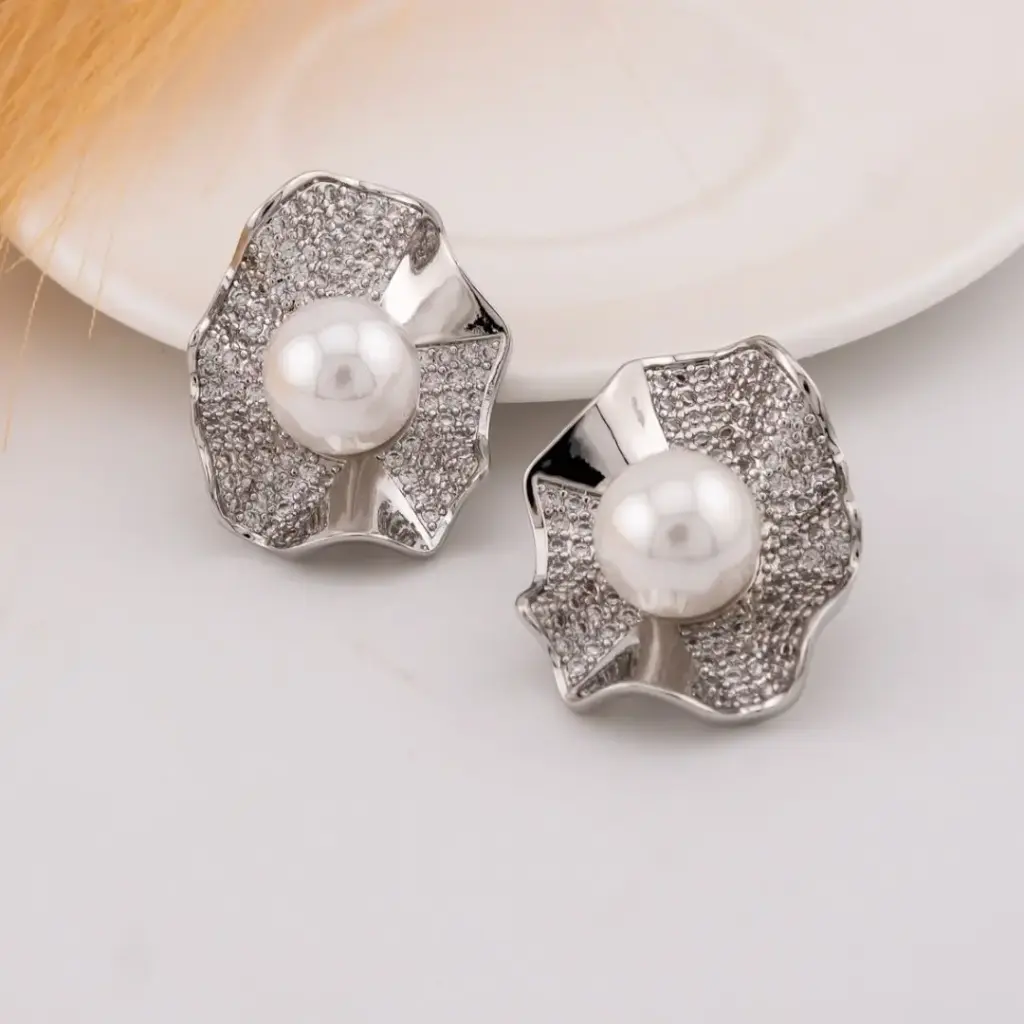 Aretes con zirconias y perla baño 18k