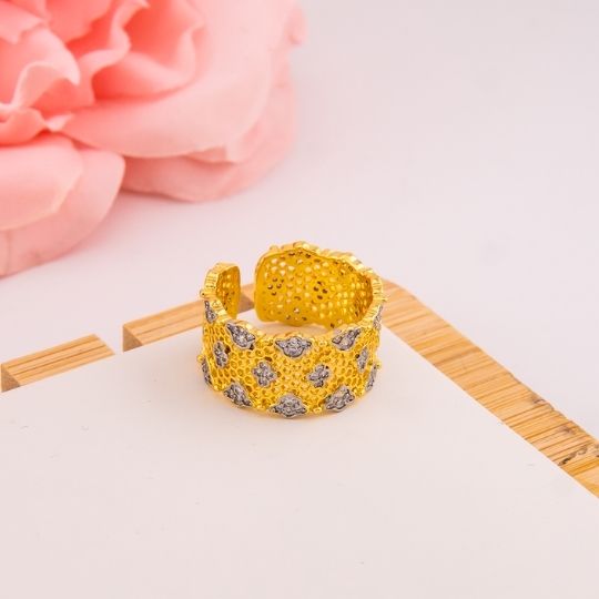 Anillo chunky doble tono con zirconias baño 18k