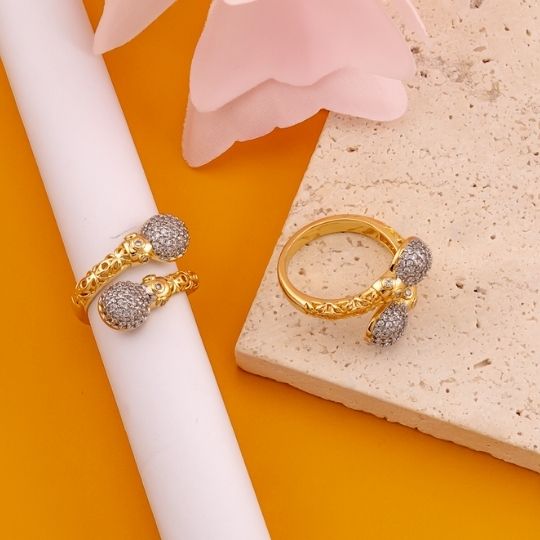 Anillo ajustable doble tono con zirconias baño 18k