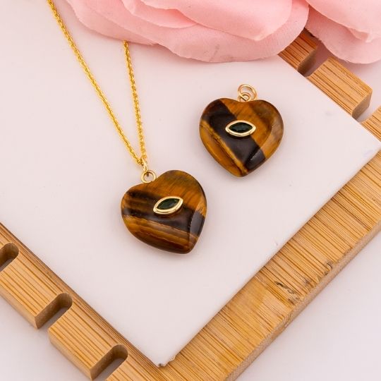 Dije de corazon en piedra natural Ojo de tigre baño 18k