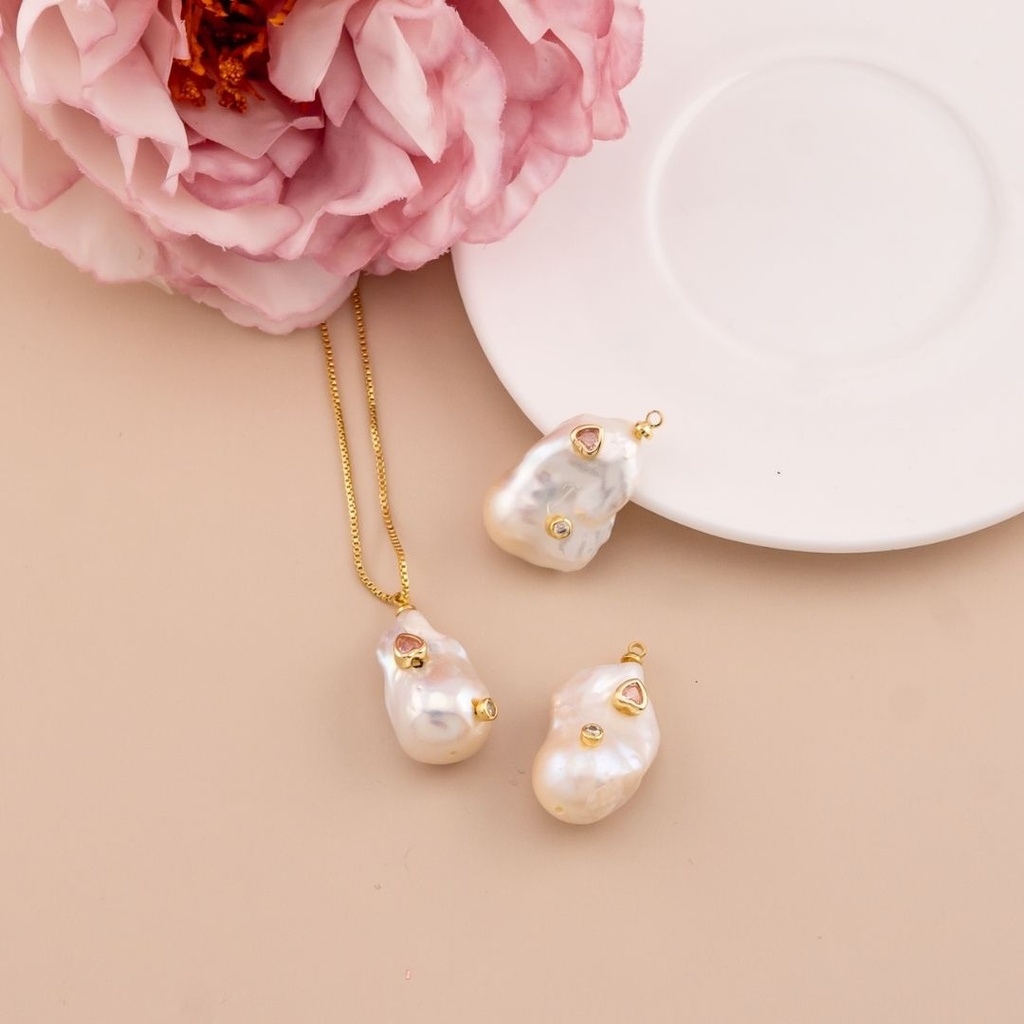 Dije de perla barroca natural con zirconias baño 18k
